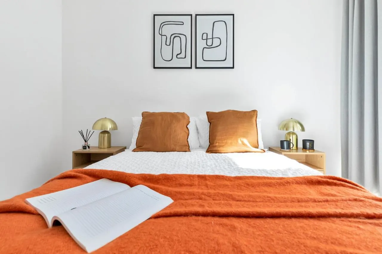 Modern Luxe Apt Just 10 Mins From Tower Bridge! Easy Access To Tube And Bus Londyn 0*,  Wielka Brytania