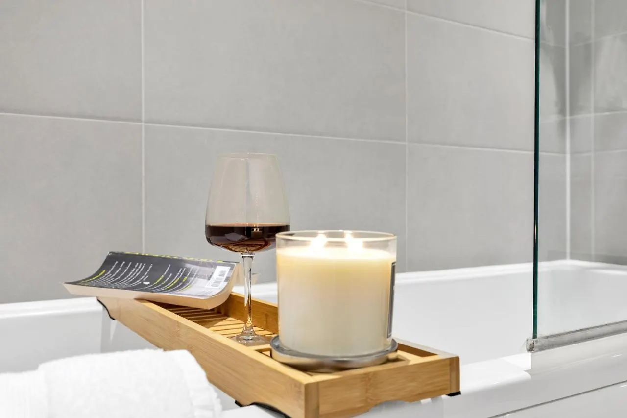 Modern Luxe Apt Just 10 Mins From Tower Bridge! Easy Access To Tube And Bus Londyn Apartament