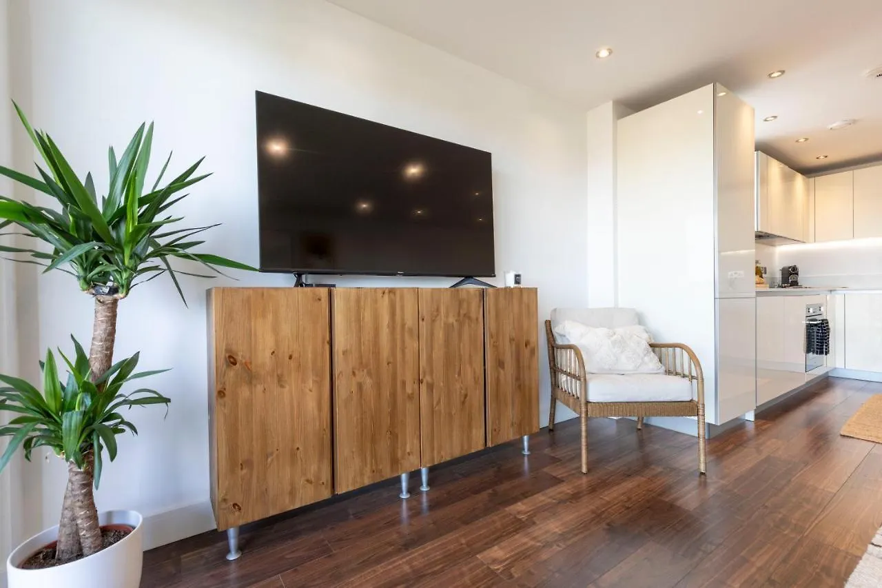 Modern Luxe Apt Just 10 Mins From Tower Bridge! Easy Access To Tube And Bus London