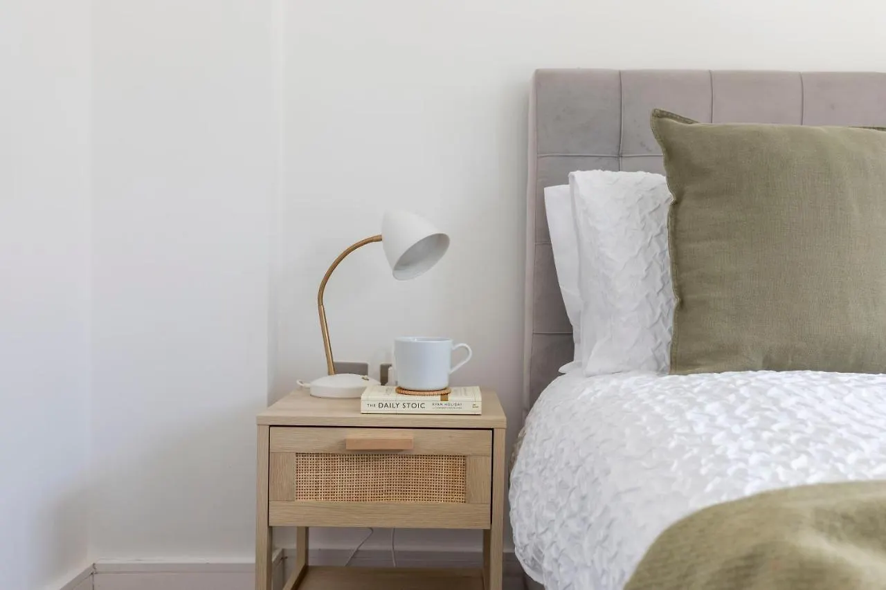 Modern Luxe Apt Just 10 Mins From Tower Bridge! Easy Access To Tube And Bus Londyn 0*,  Wielka Brytania