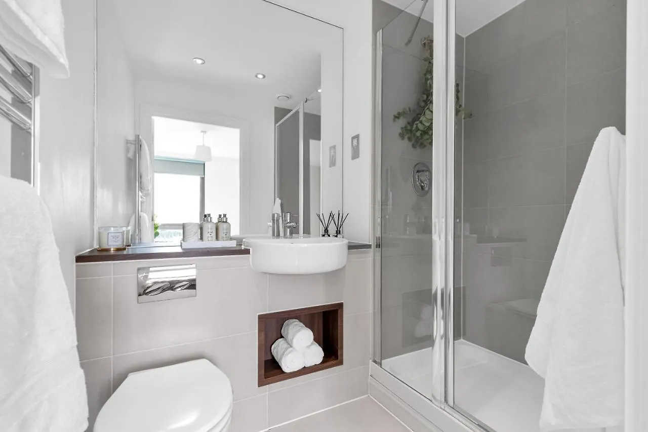 Modern Luxe Apt Just 10 Mins From Tower Bridge! Easy Access To Tube And Bus Londyn 0*,  Wielka Brytania