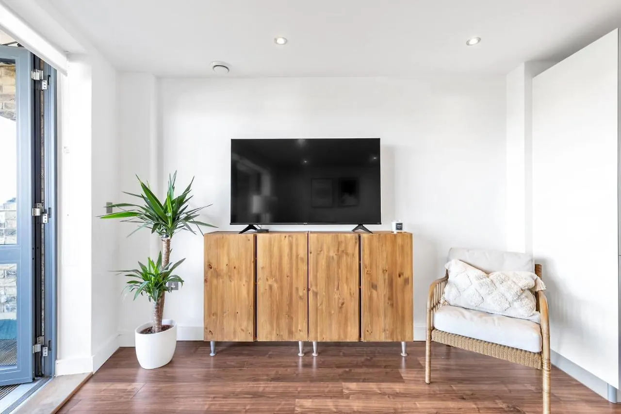 Modern Luxe Apt Just 10 Mins From Tower Bridge! Easy Access To Tube And Bus Londyn 0*,  Wielka Brytania