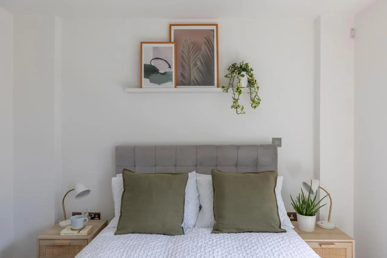 Modern Luxe Apt Just 10 Mins From Tower Bridge! Easy Access To Tube And Bus London