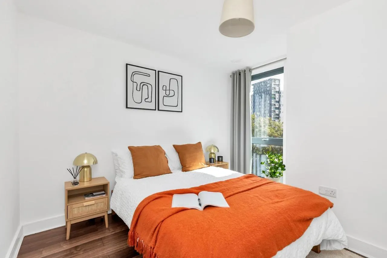 Modern Luxe Apt Just 10 Mins From Tower Bridge! Easy Access To Tube And Bus Londyn Wielka Brytania