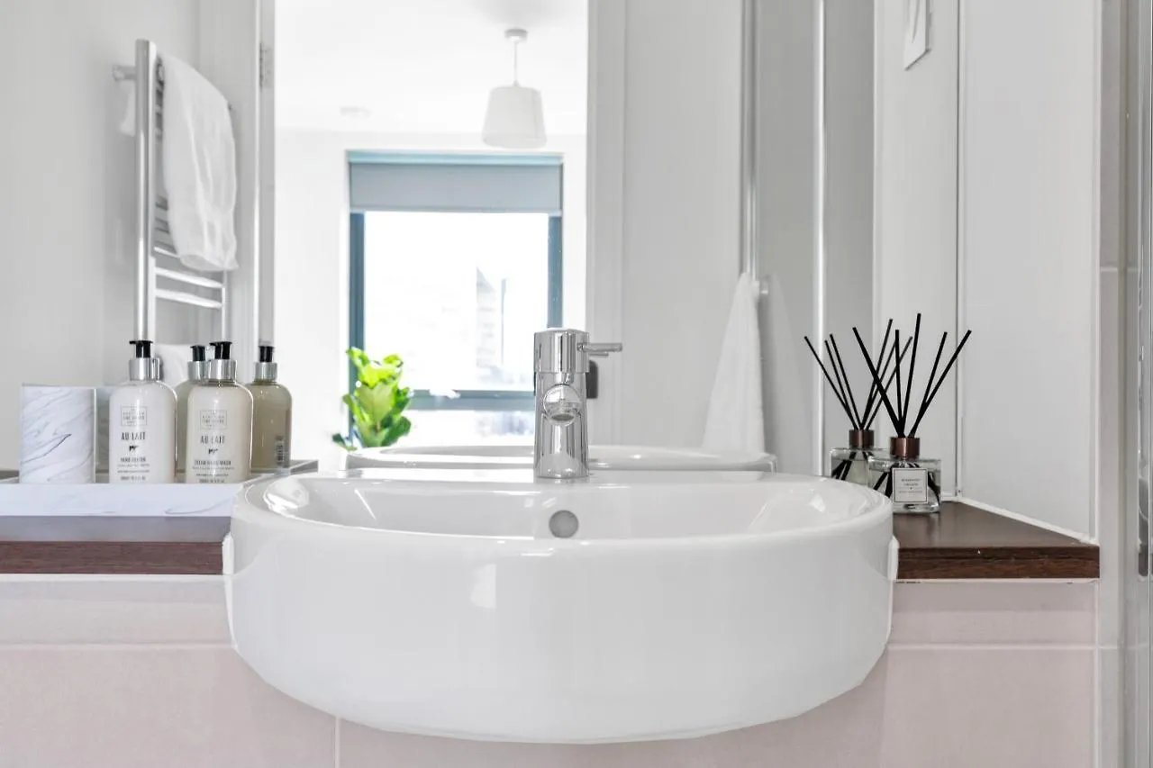 Modern Luxe Apt Just 10 Mins From Tower Bridge! Easy Access To Tube And Bus Londyn