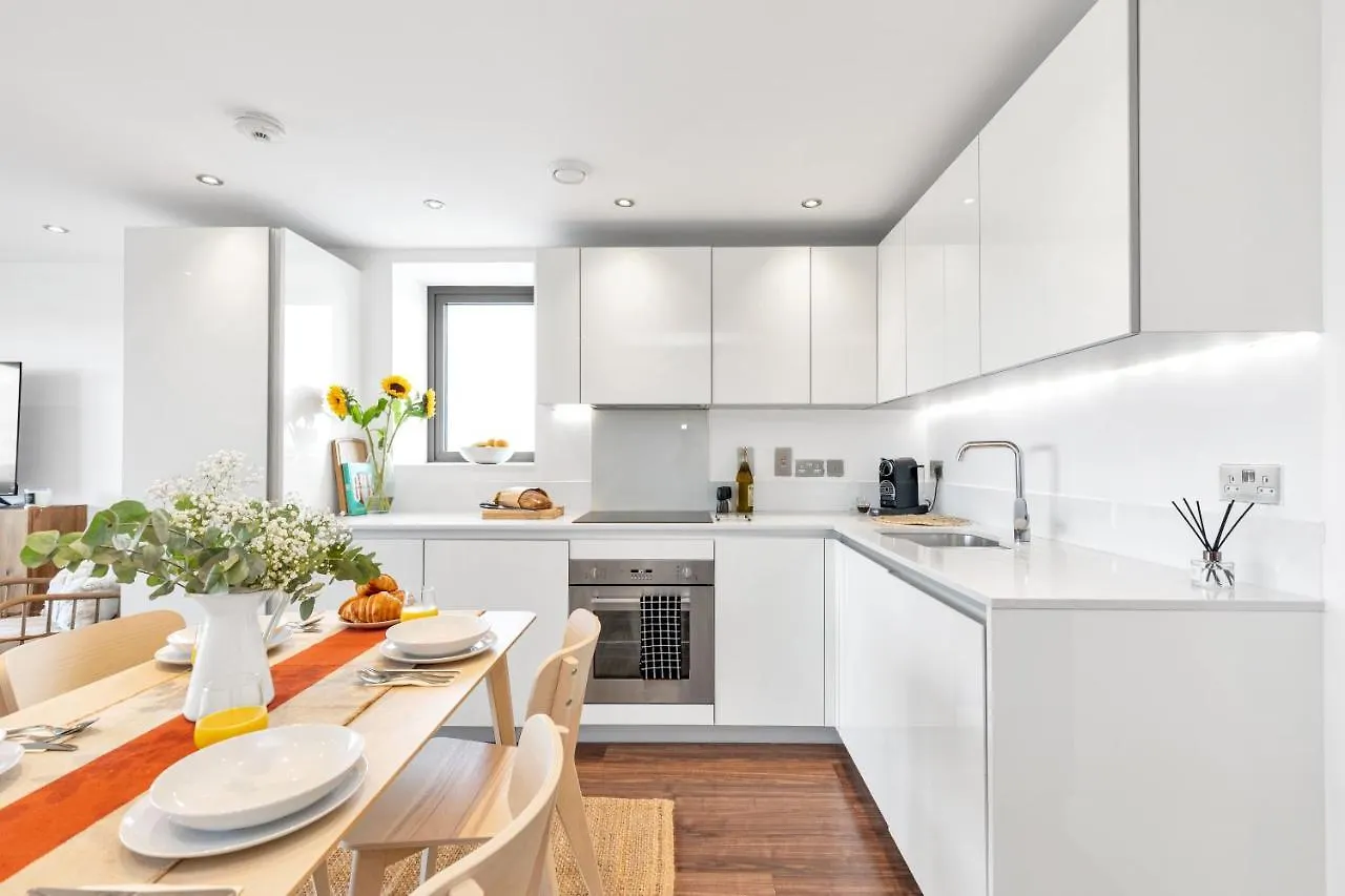 Modern Luxe Apt Just 10 Mins From Tower Bridge! Easy Access To Tube And Bus Londyn