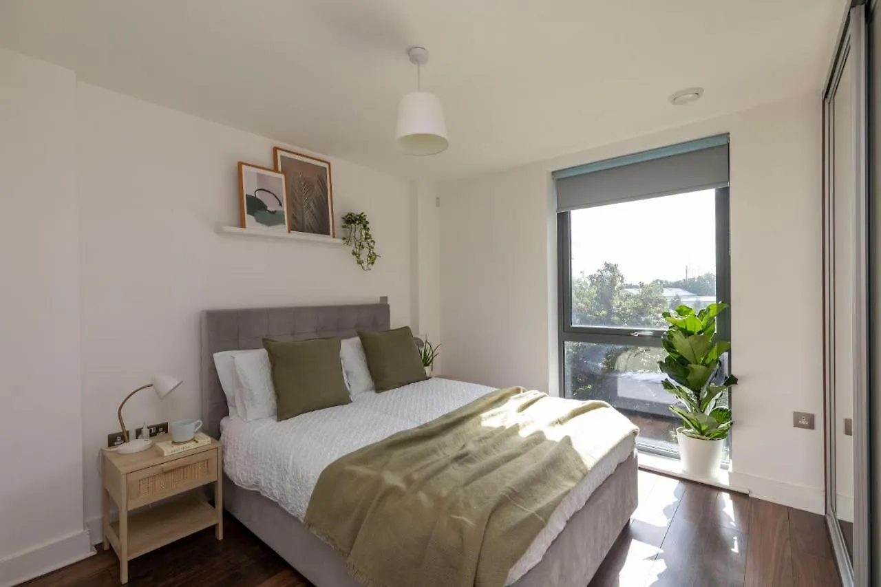 Modern Luxe Apt Just 10 Mins From Tower Bridge! Easy Access To Tube And Bus Londyn Apartament