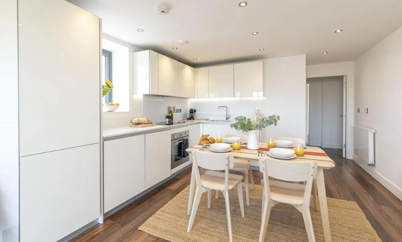Modern Luxe Apt Just 10 Mins From Tower Bridge! Easy Access To Tube And Bus Londyn Apartament