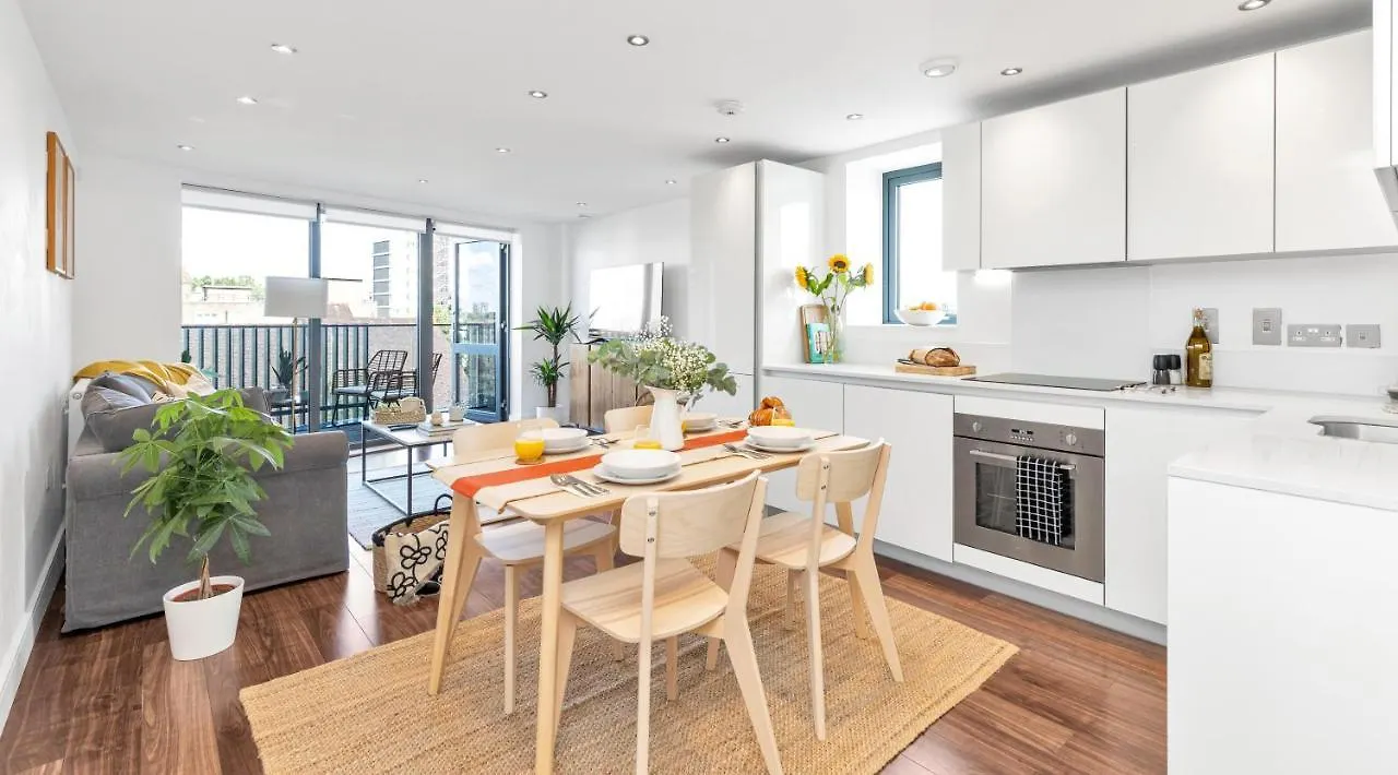 Modern Luxe Apt Just 10 Mins From Tower Bridge! Easy Access To Tube And Bus Londyn Wielka Brytania