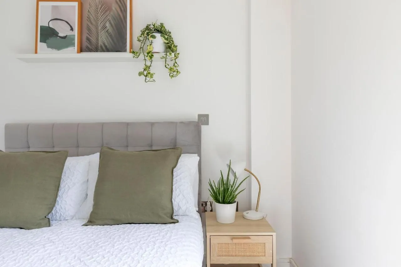 Modern Luxe Apt Just 10 Mins From Tower Bridge! Easy Access To Tube And Bus London Apartment
